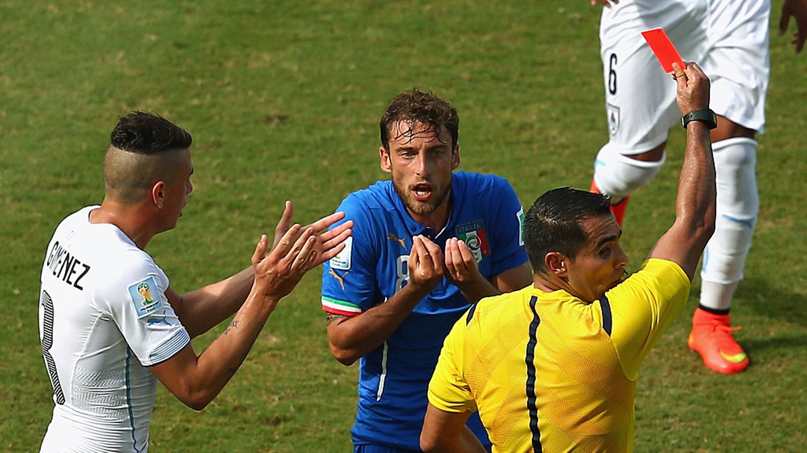 Marco Rodriguez näytti punaista korttia Claudio Marchisiolle.