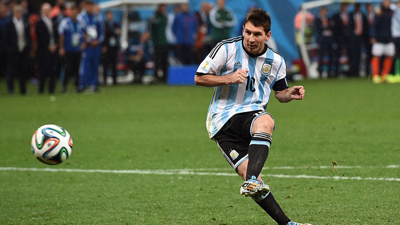 Lionel Messi laukoo rangaistuspotkun Hollannin verkkoon.