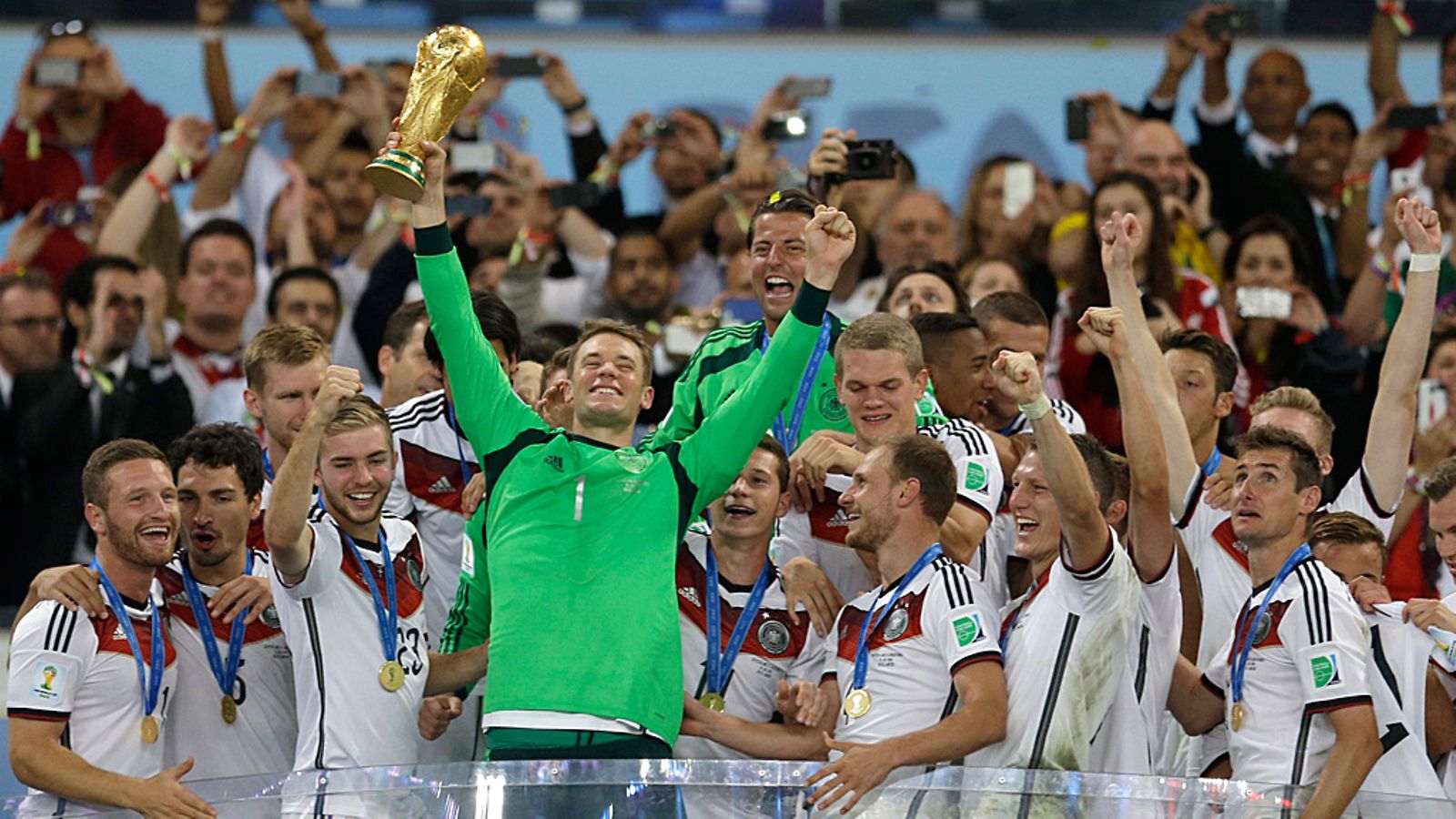 Manuel Neuer nosti MM-pokaalin ilmaan.