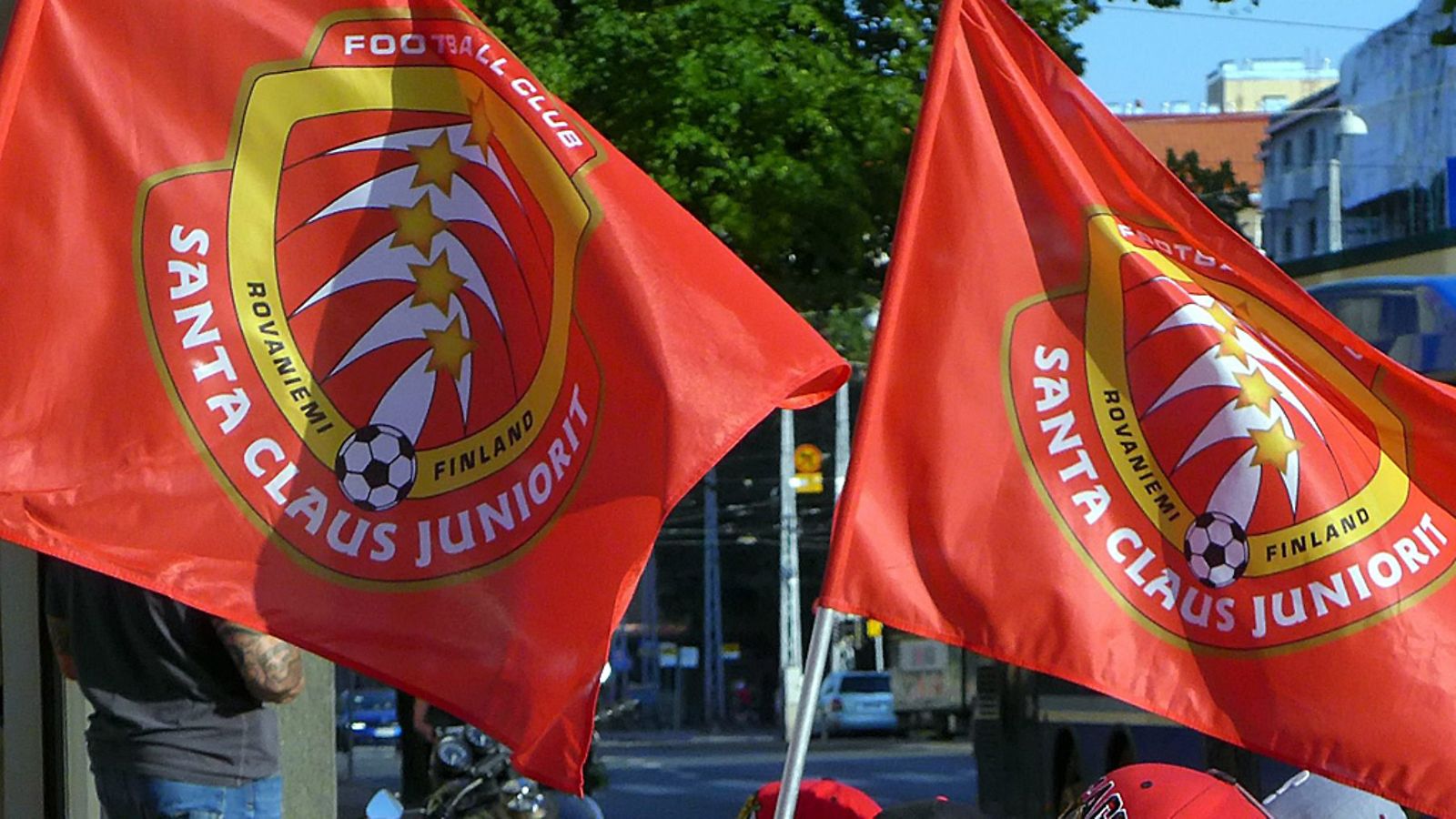 Santa Clausin juniorit marssivat Helsinki Cupin avajaisissa.