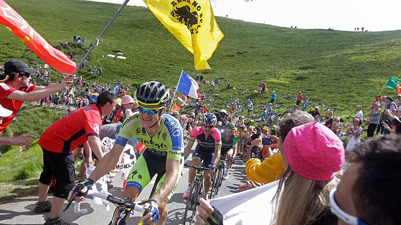 Michael Rogers polkee ylös Pyreneitä Tourin 16. etapilla.