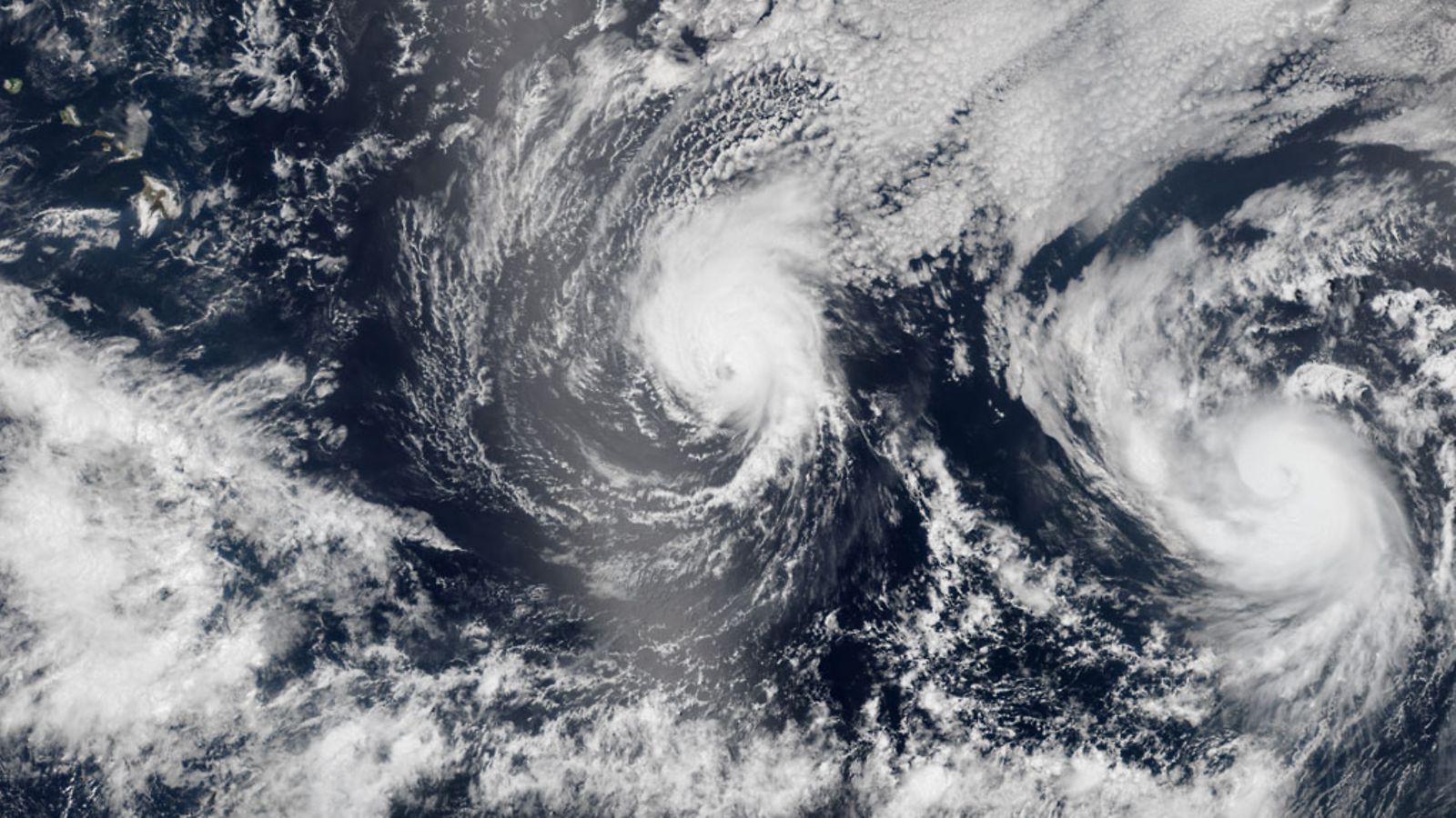 Hurrikaanit Iselle ja Julio Tyynellä valtamerellä 5. elokuuta 2014. Kuva: NASA