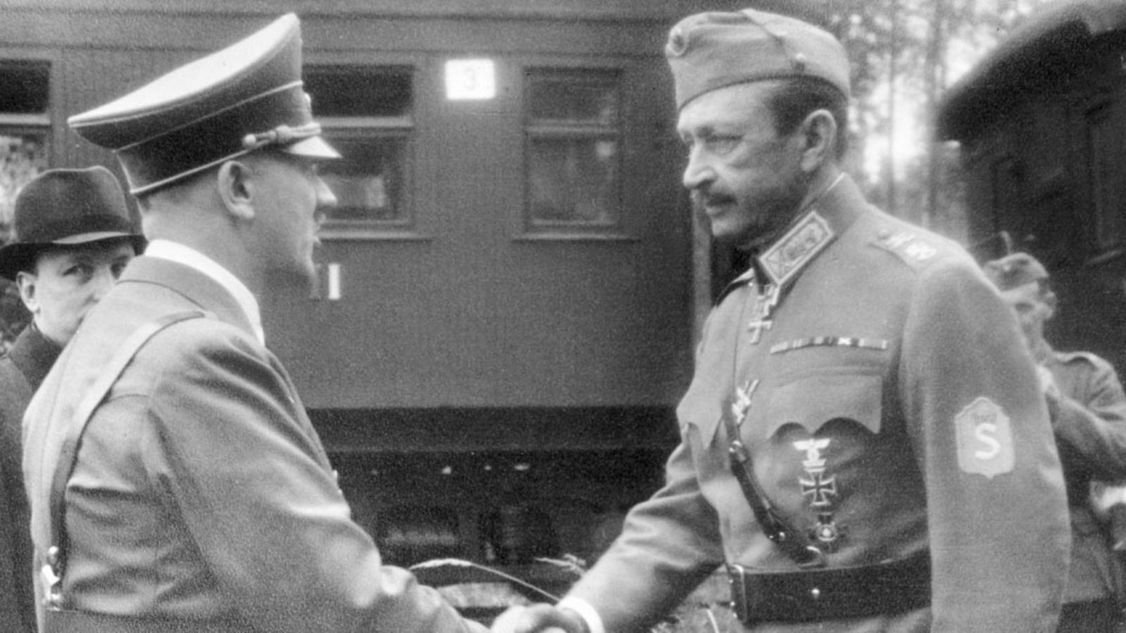 Saksan valtakunnankansleri Adolf Hitler saapui Suomeen tervehtimään Suomen puolustusvoimien ylipäällikköä, sotamarsalkka Carl Gustaf Emil Mannerheimiä tämän 75-vuotissyntymäpäivänä vuonna 1942. Hitlerin takana seisoo presidentti Risto Ryti.