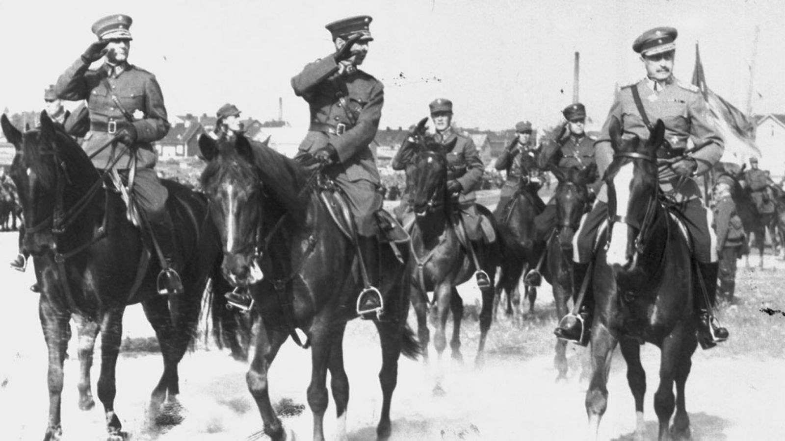 Marsalkka Mannerheim kuvattu Karjalan kannaksen taisteluharjoituksissa.