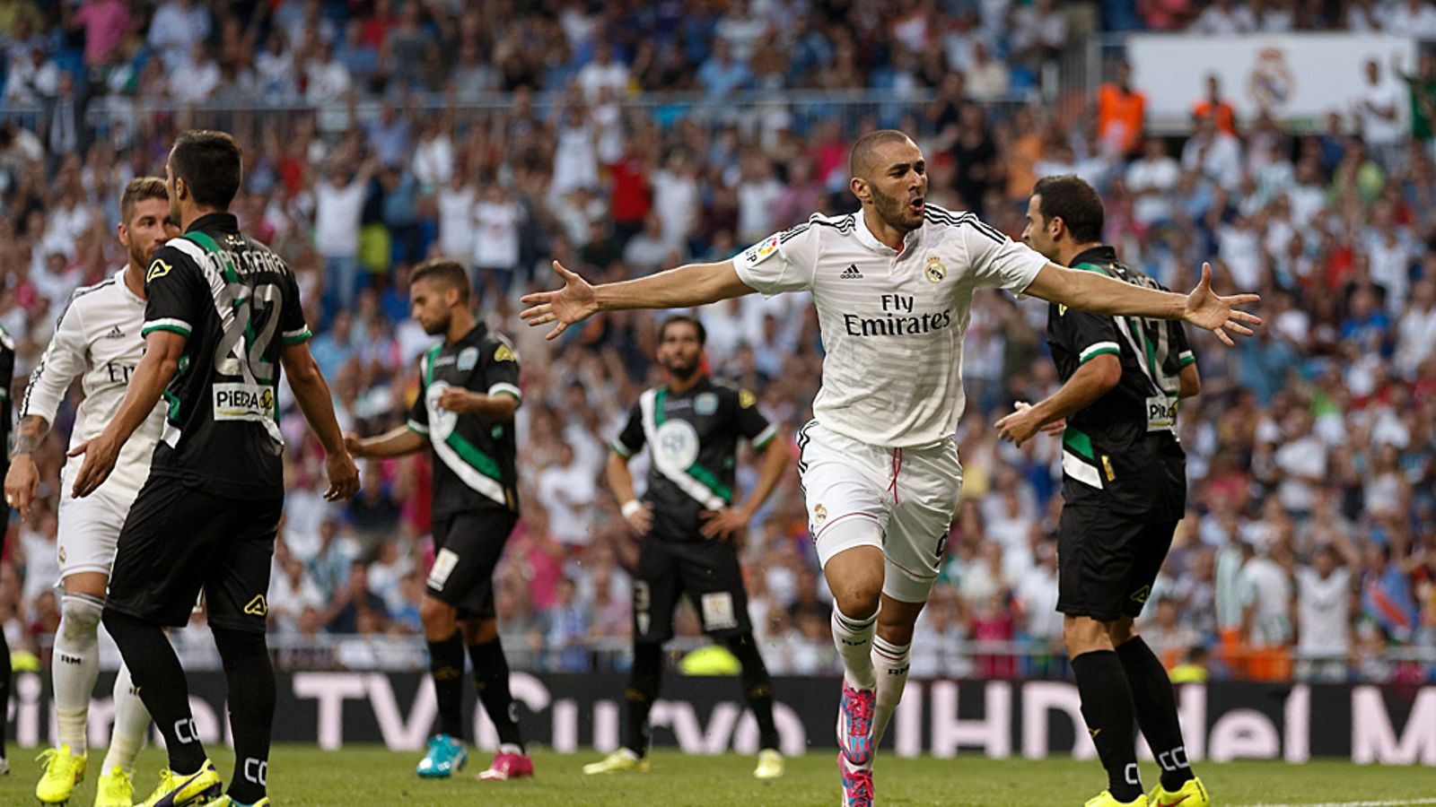 Karim Benzema tuulettaa liigakauden ensimmäistä Real-maalia.