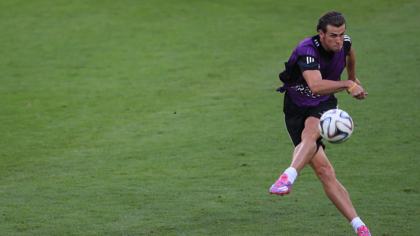 Gareth Bale antaa pallolle vauhtia Realin harjoituksissa.