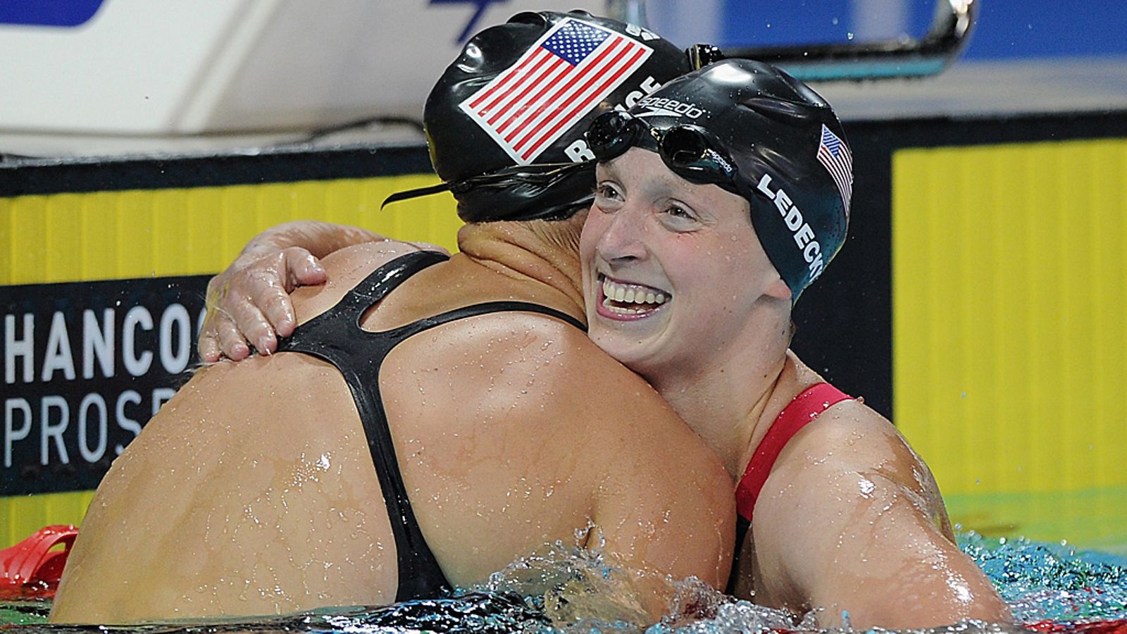 Katie Ledecky (oik.) sai onnittelut Cierra Rungelta.