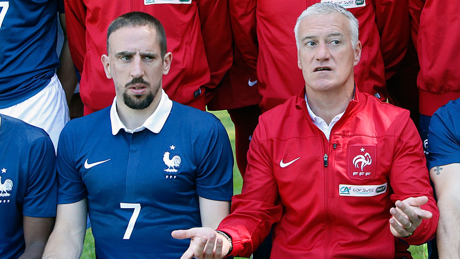Franck Ribery ja Ranskan päävalmentaja Didier Deschamps joukkuekuvassa.