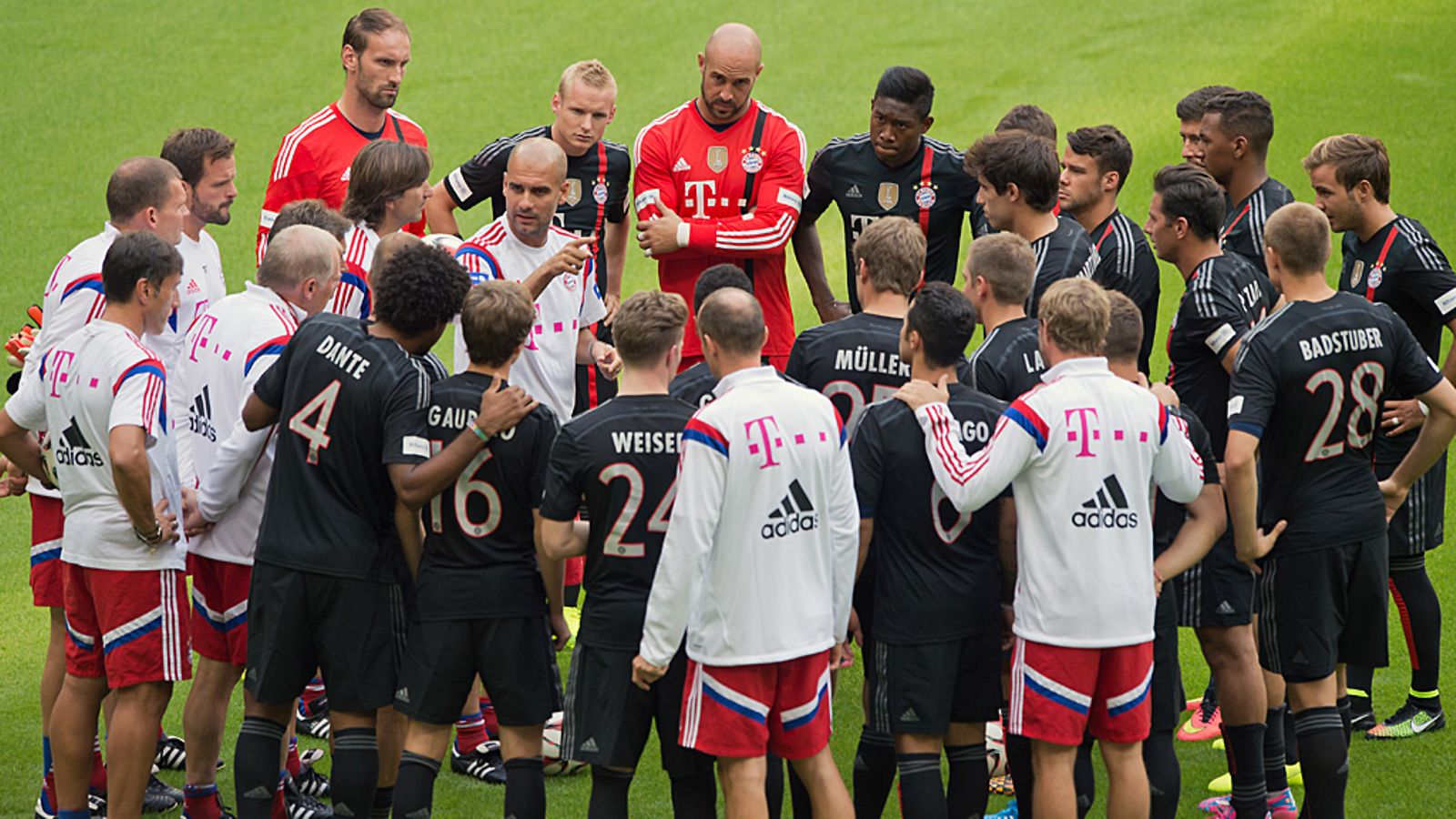 Pep Guardiola ohjeistaa pelaajiaan Bayernin harjoituksissa.