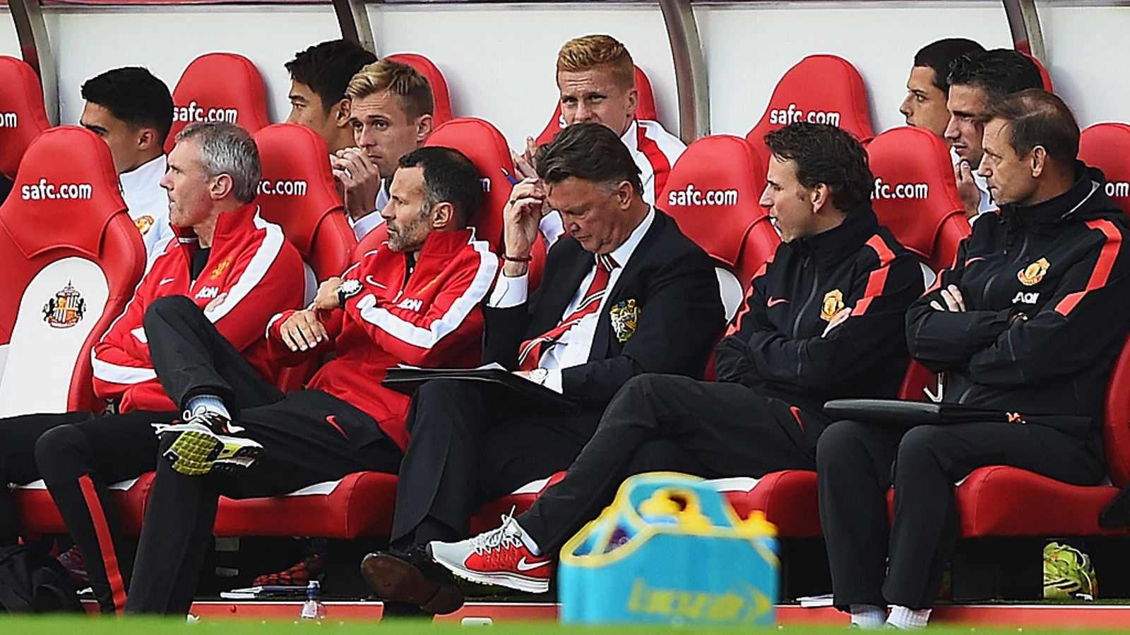 Louis van Gaal (kesk.) pohtii kuvioita ManU:n vaihtopenkillä.