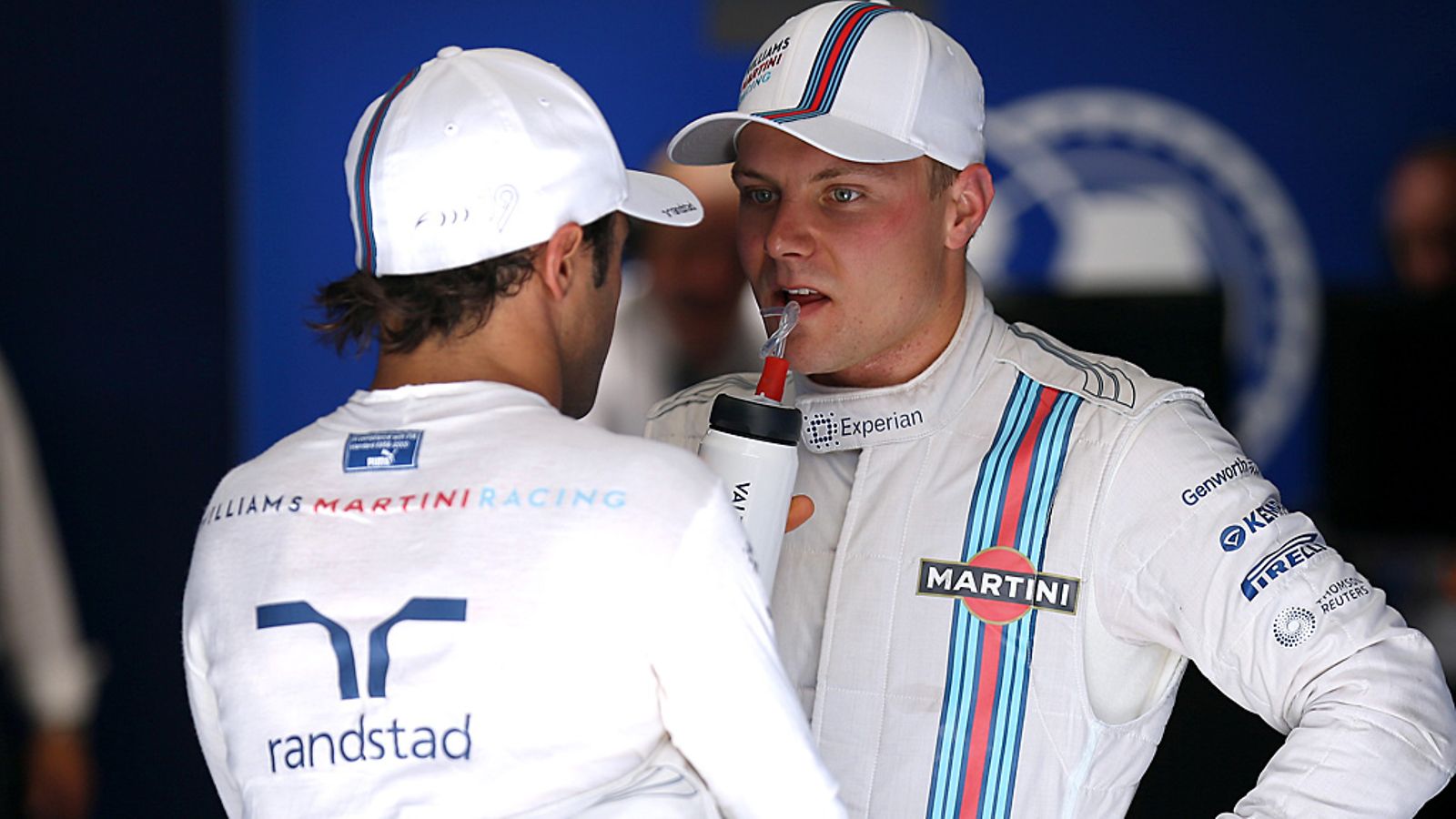 Felipe Massa ja Valtteri Bottas neuvonpidossa.