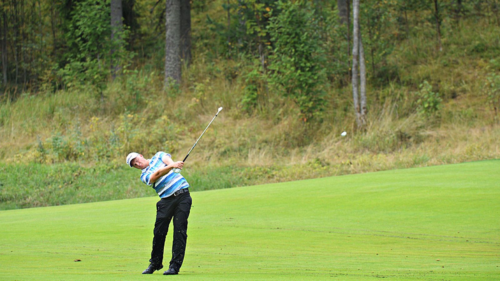 Erik Myllymäki golfaa Hyvinkään Kytäjä Golfin radalla.