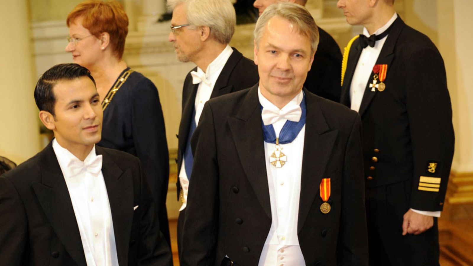 Vieraiden kättely itsenäisyyspäivän vastaanotolla presidentinlinnassa 6. joulukuuta 2009, jonossa Pekka Haavisto ja puoliso Nexar Antonio Flores Equadorista