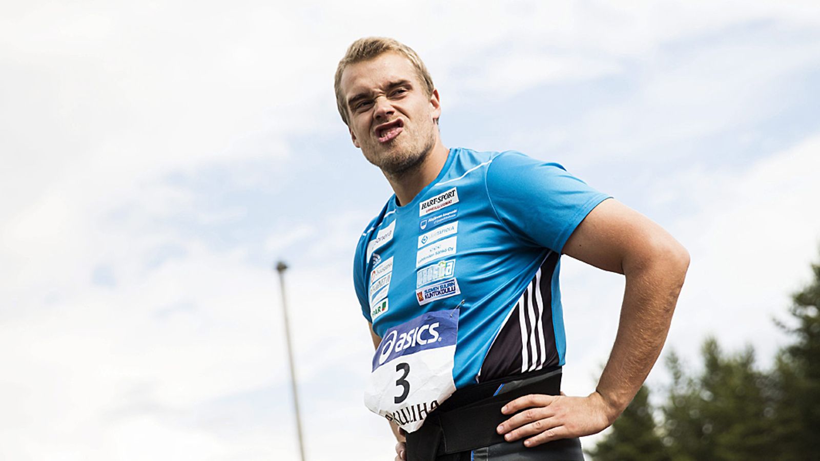 Ari Mannio Pihtiputaan keihäskarnevaaleilla.