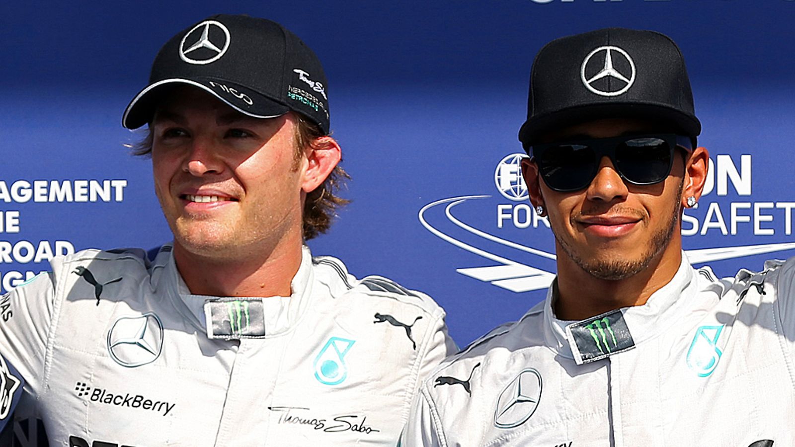 Vielä aika-ajon jälkeen Rosberg ja Hamilton poseerasivat vierekkäin