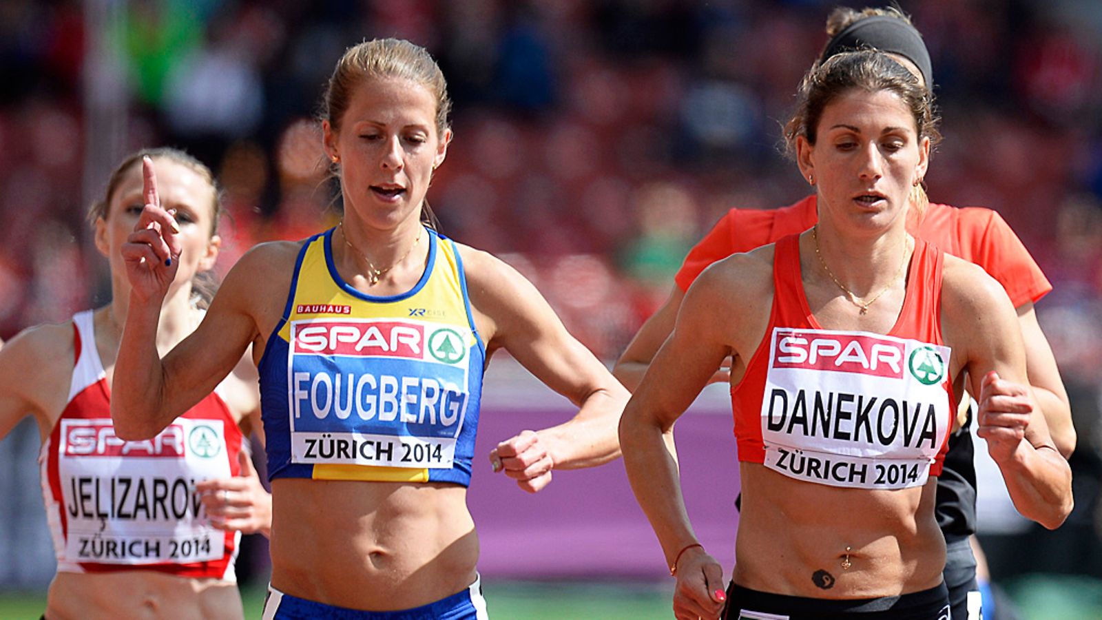 Charlotte Fougberg (vas.) saapuu maaliin 3 000 esteiden alkueräissä.