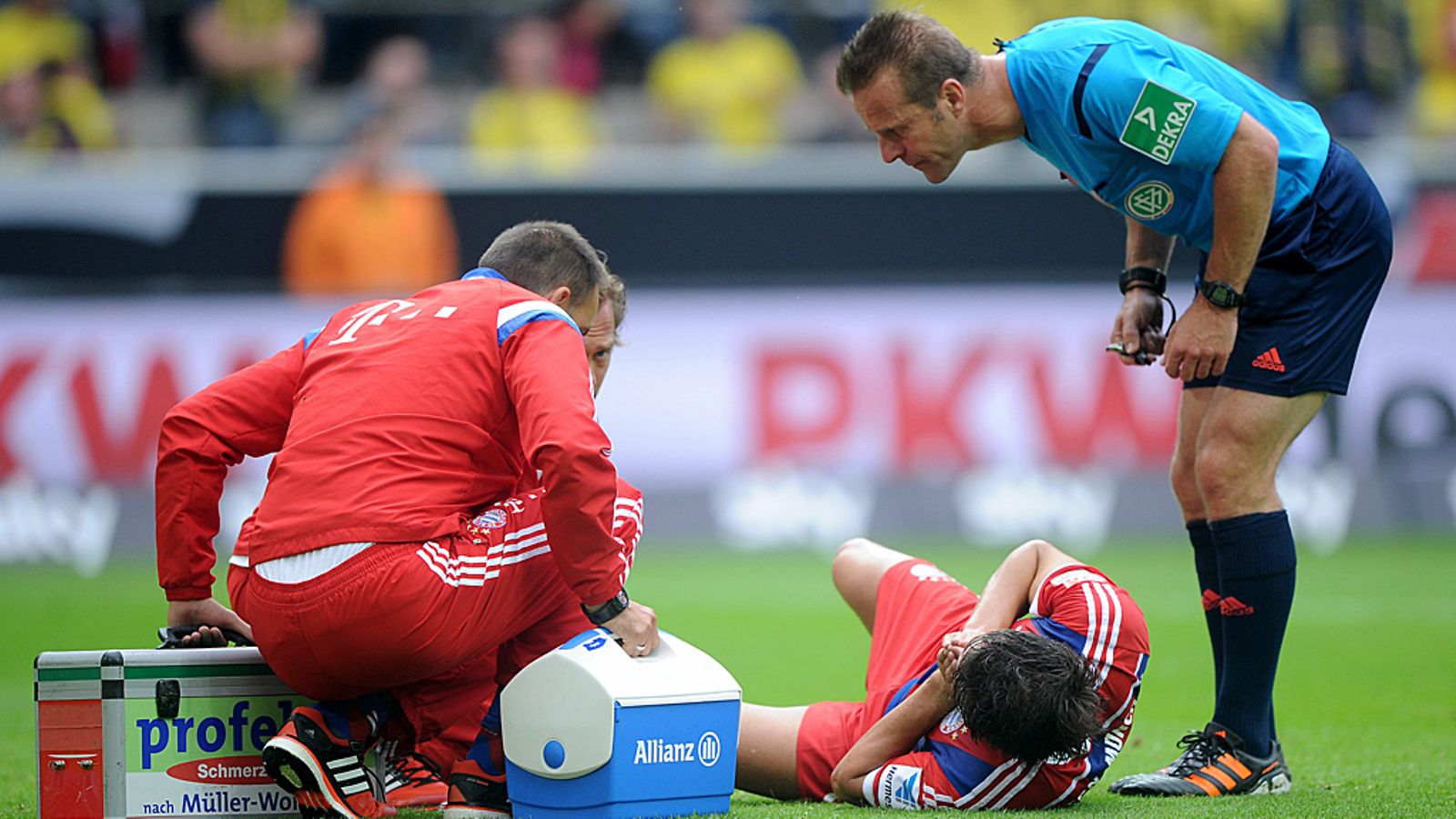 Javi Martinez tuskailee polvivammaansa.