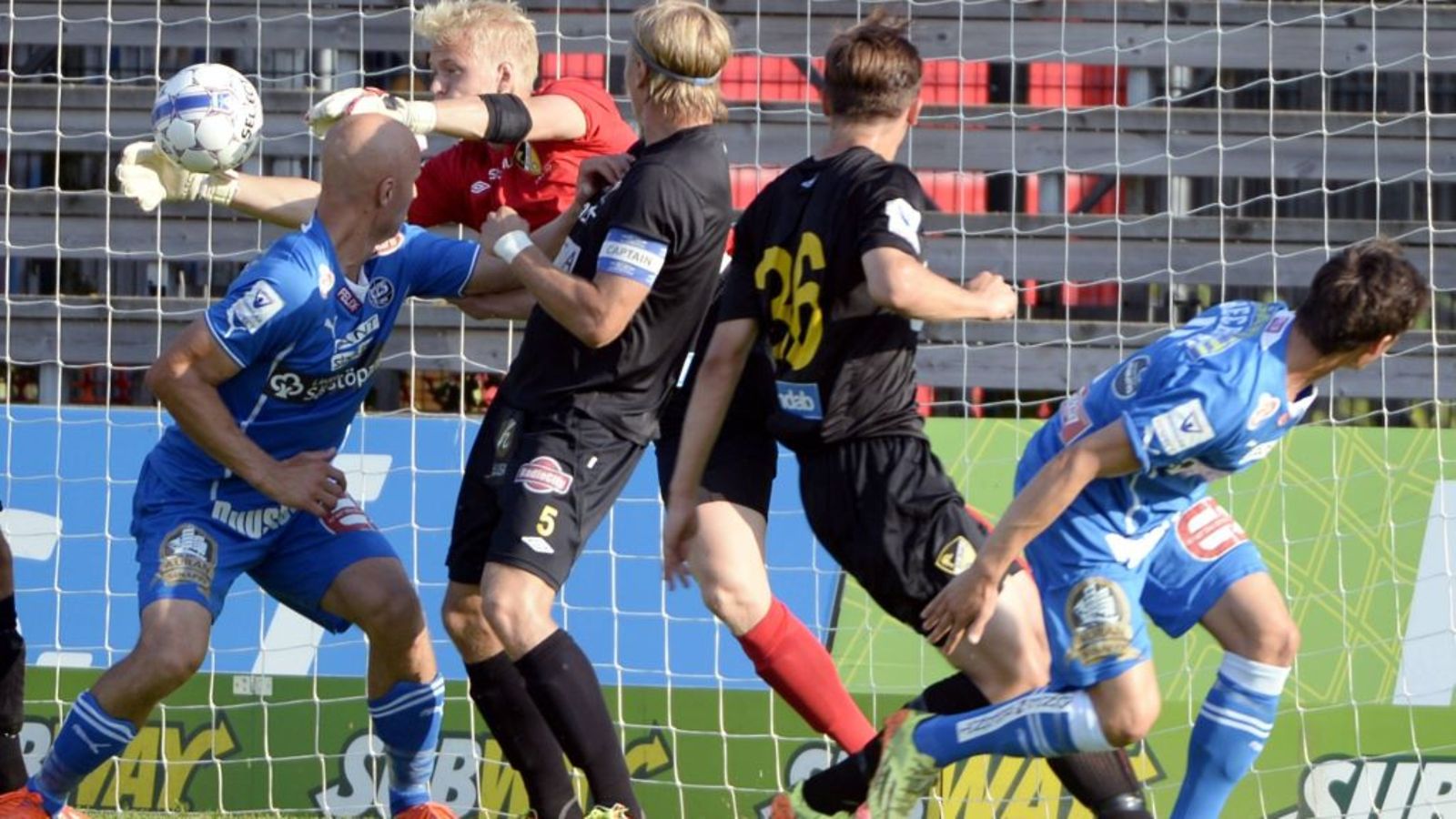Sinipaitainen TPS ja mustapaitainen Honka ovat pahmmissa putoamisvaarassa.