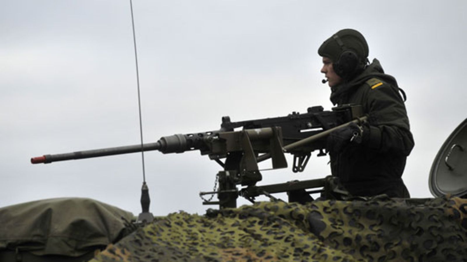 Norjalaisen panssarihaupitsin miehistön jäsen yhteispohjoismaisessa tykistöharjoituksessa NAX09:ssä (Nordic Artillery Exercise 09) Niinisalossa, 3. marraskuuta 2009.