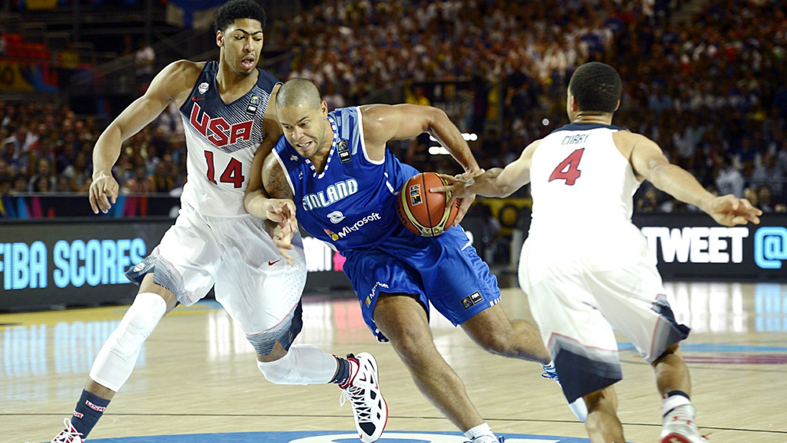 Gerald Lee (kesk.) taistelee Anthony Davisin kanssa.