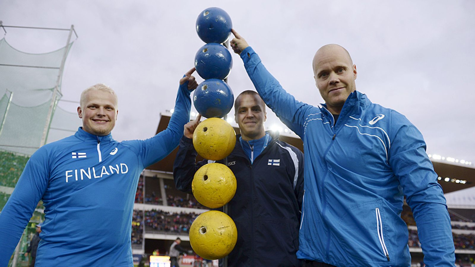 Kolmoisvoiton ottaneet moukarimiehet Tuomas Seppänen, Arno Laitinen ja David Söderberg