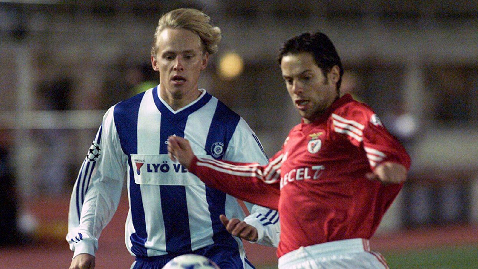 HJK:n Vesa Vasara varjostaa Benfican Scott Pintoa Mestarien liigassa 1998.