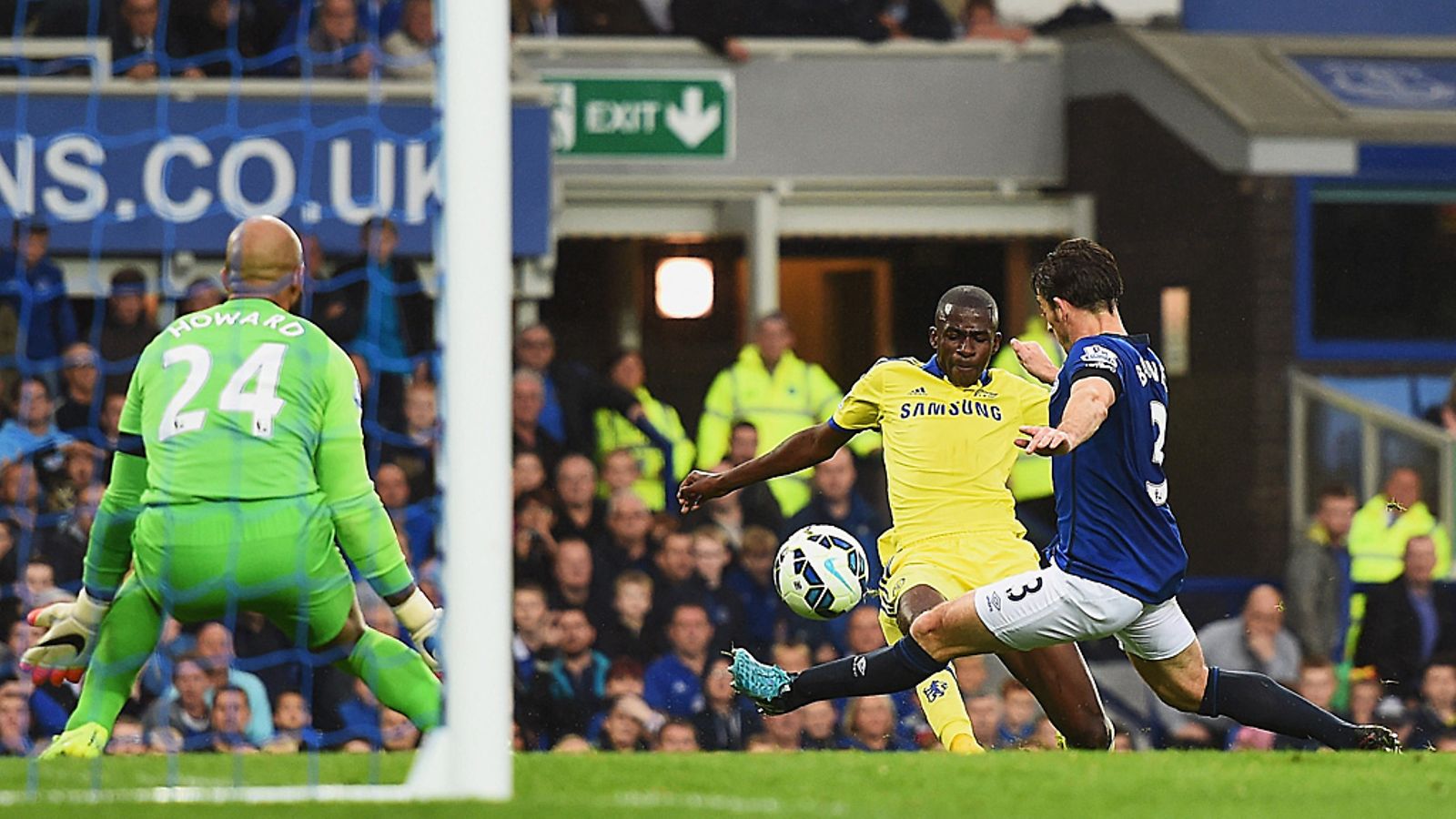 Ramires laukoo pallon Everton-maaliin.