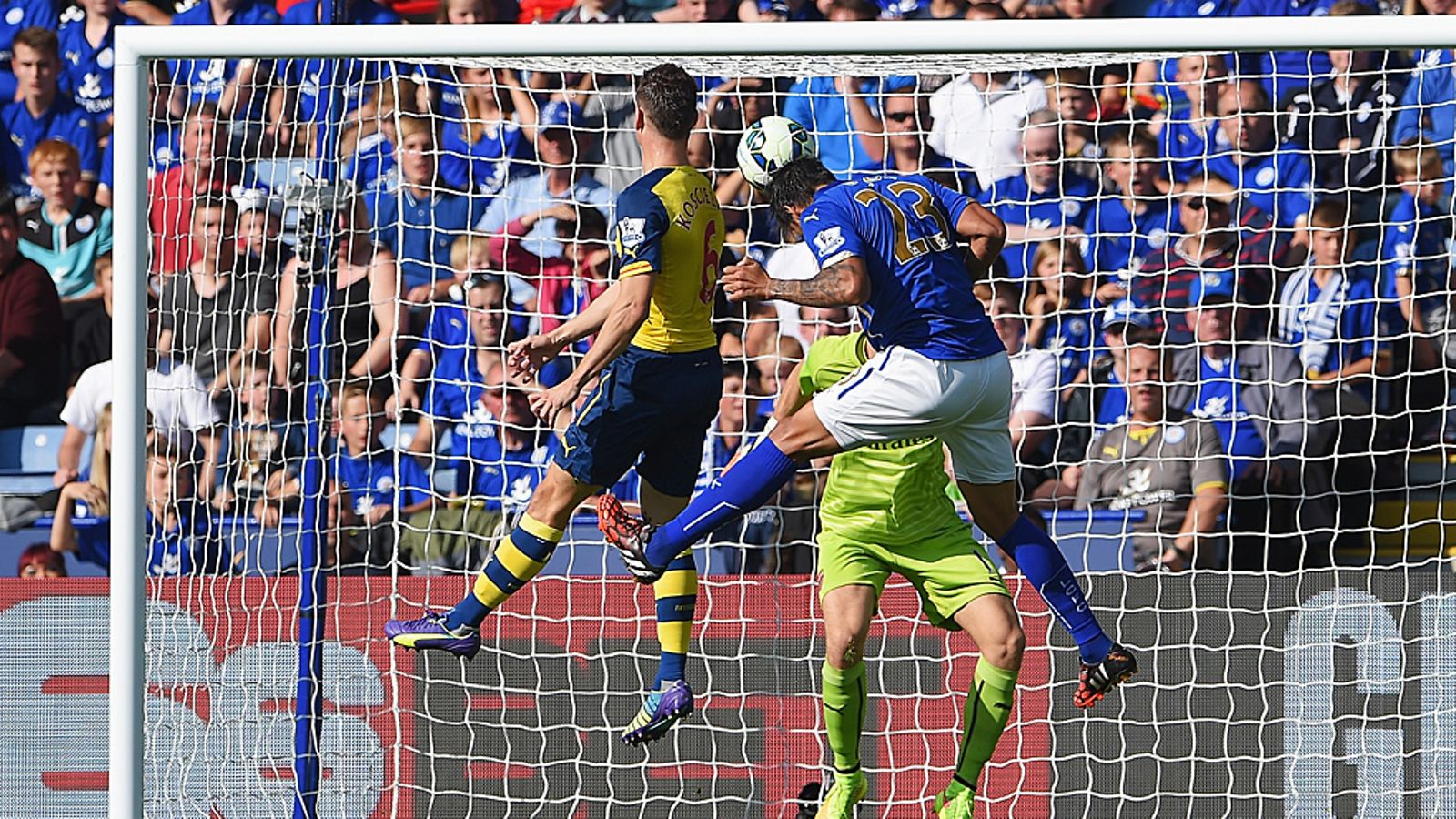 Leonardo Ulloa (23) puskee pallon Arsenal-maaliin.