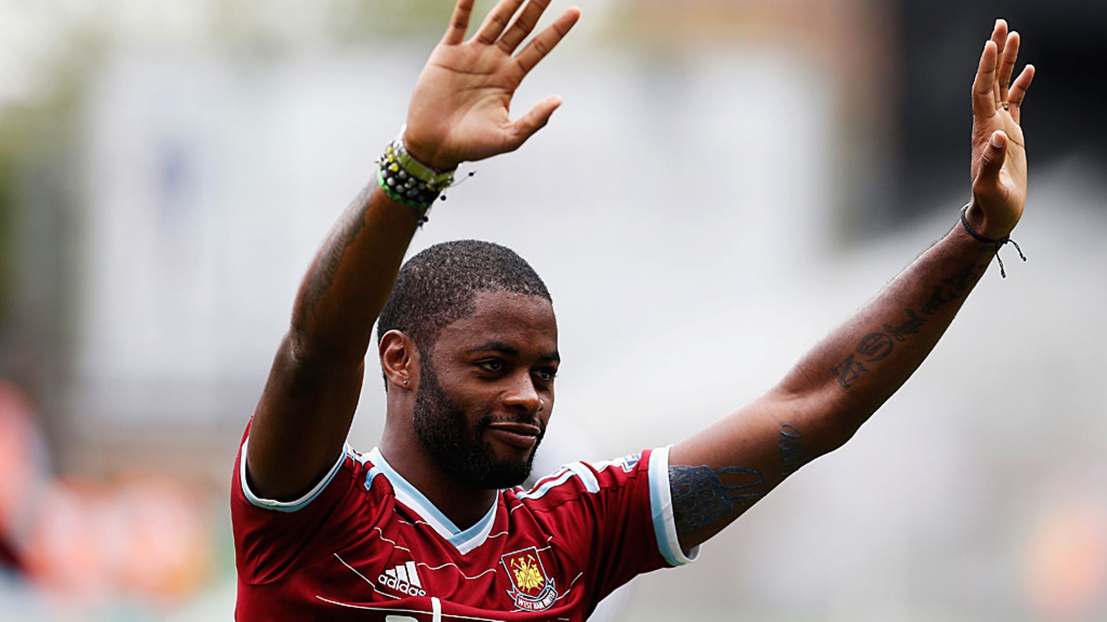 Alex Song esittäytyy West Hamin kannattajille.