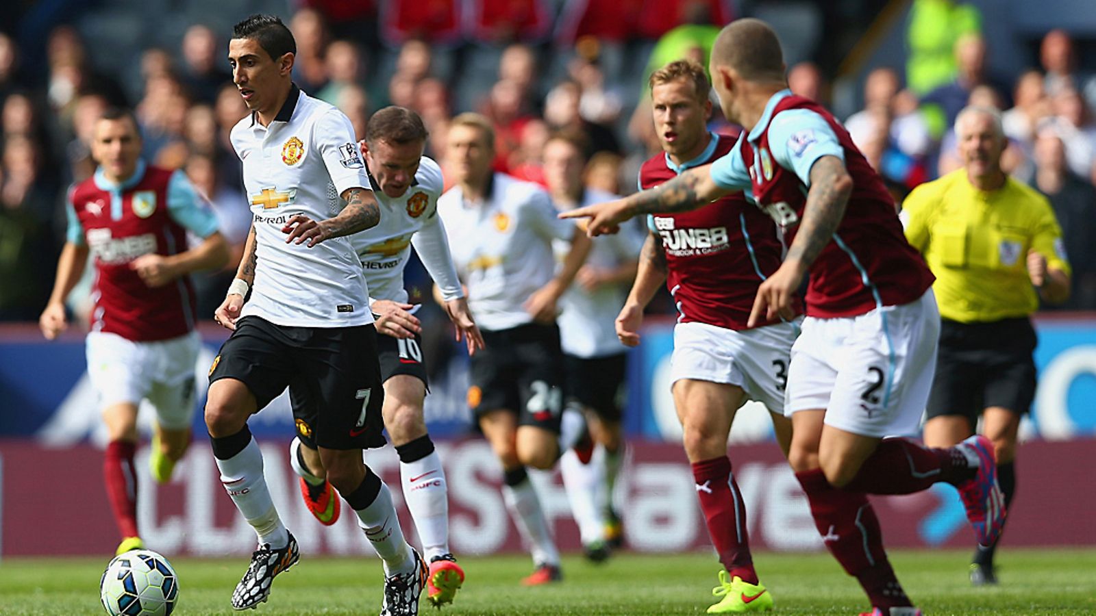 Manchester Unitedin debytantti Angel di Maria Burnley-pelaajien varjostamana.