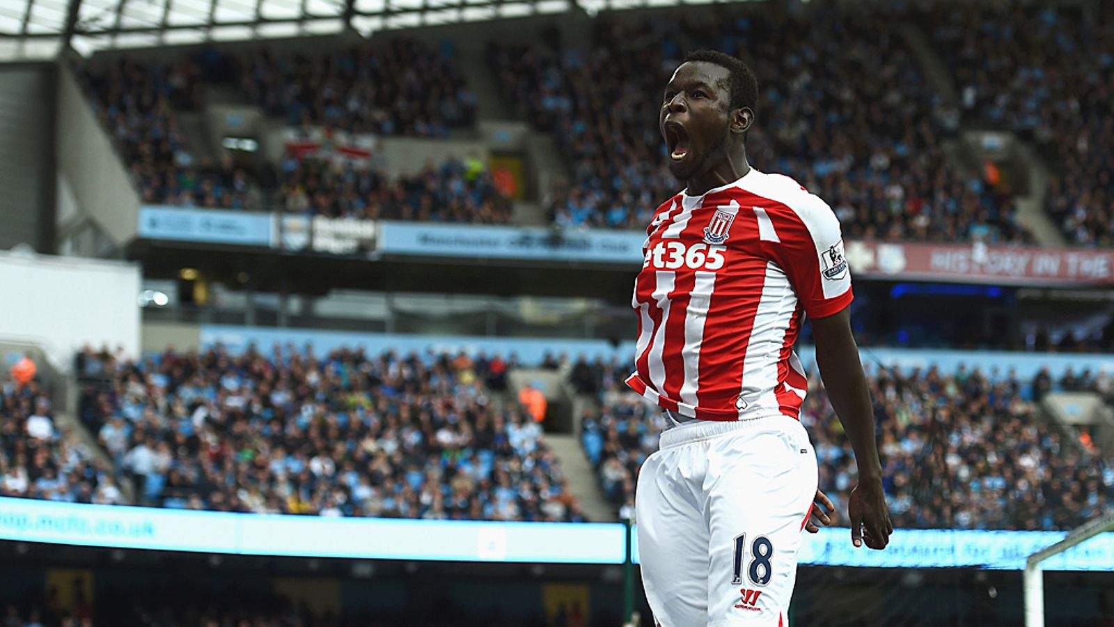 Mame Diouf tuulettaa maaliaan Manchesterissa.