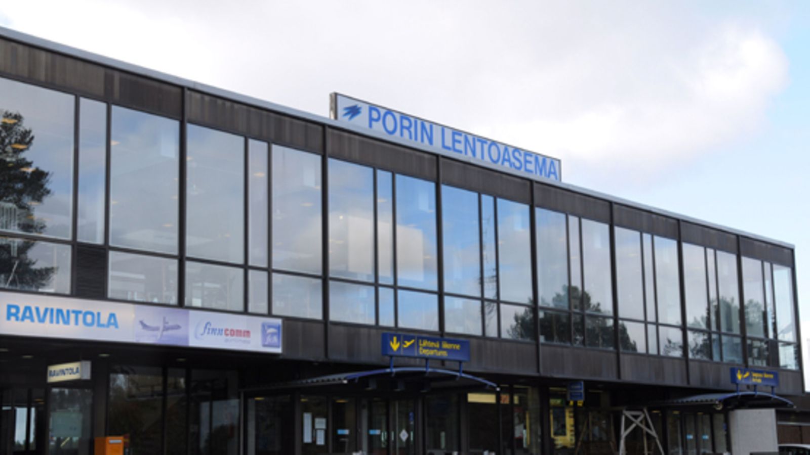 Porin lentokenttä on yksi monista maakuntakentistä, jotka saattavat maaliikenneverkoton kehityksen myötä tippua pois kotimaisten kenttien listalta. (Lehtikuva)