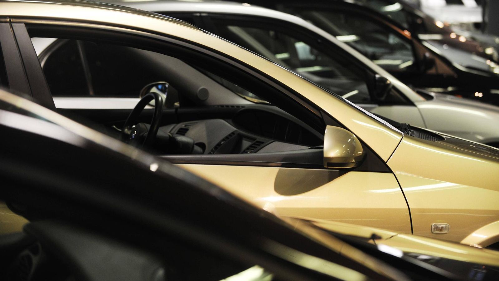 Käytettyjä autoja myynnissä Vehon liikkeessä Herttoniemessä Helsingissä 12. tammikuuta 2009.