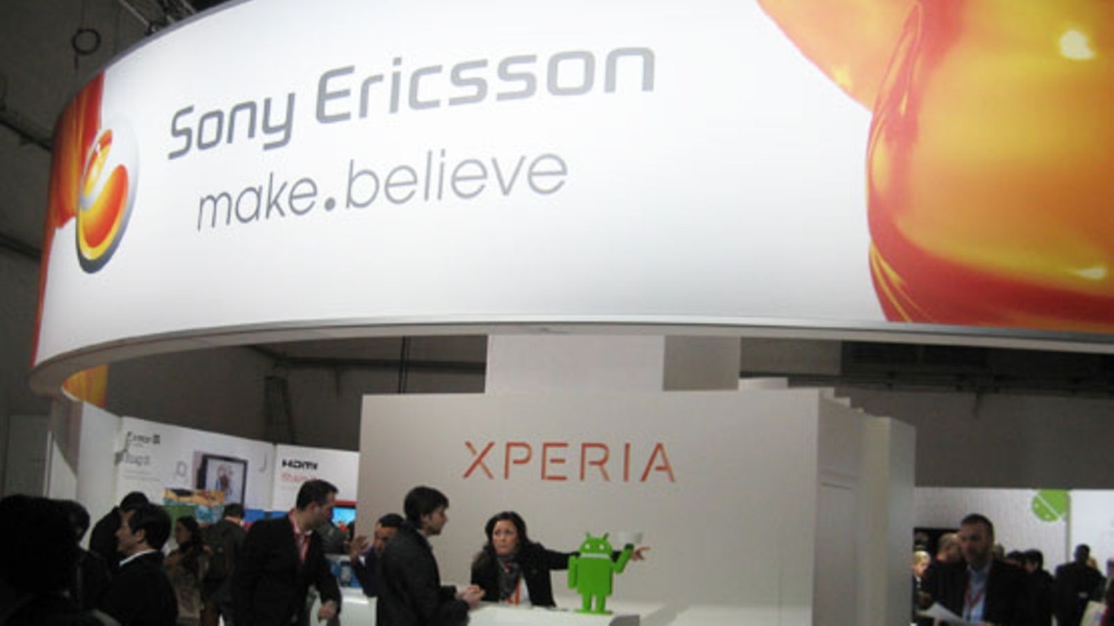 Sony Ericssonin esittelytiloissa kävi kuhina Barcelonan MWC-mobiilimessuilla 15.2.2011. Kiinnostusta herätti etenkin uutuustuota Xperia Play eli niin sanottu PlayStation-käynnykkä.