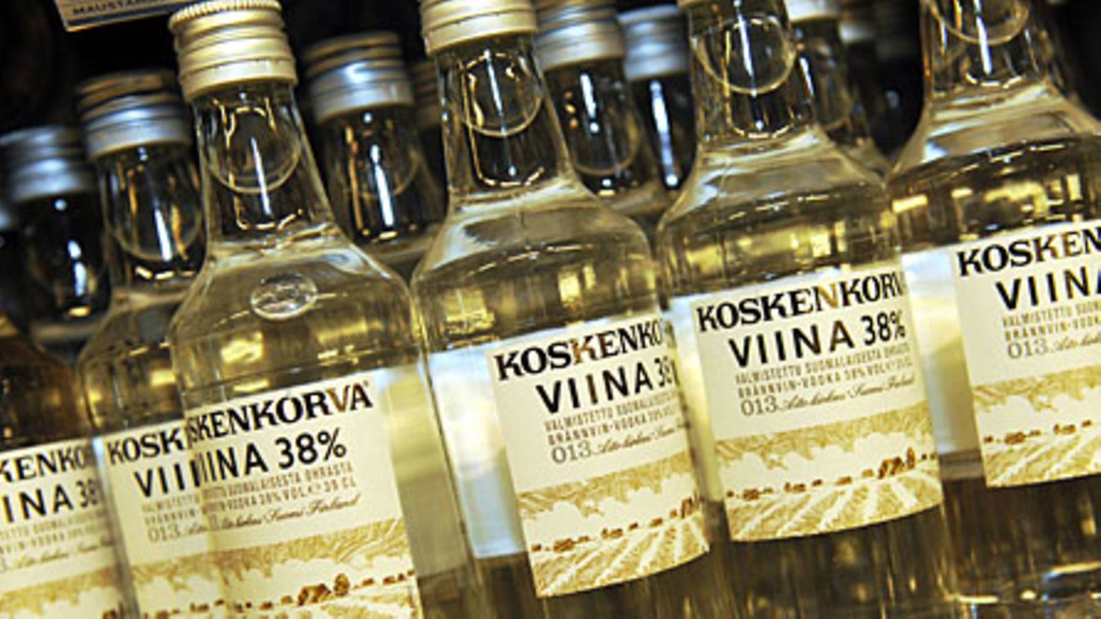 Koskenkorva viinapulloja Helsingin Hietalahdenrannan myymälässä 28. syyskuuta 2009. Kuva: Lehtikuva