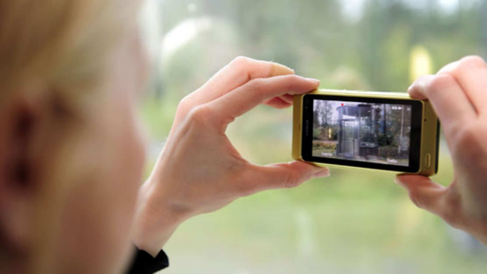 Nokia esitteli uuden N8-älypuhelimensa 8.9.2010. (Lehtikuva)