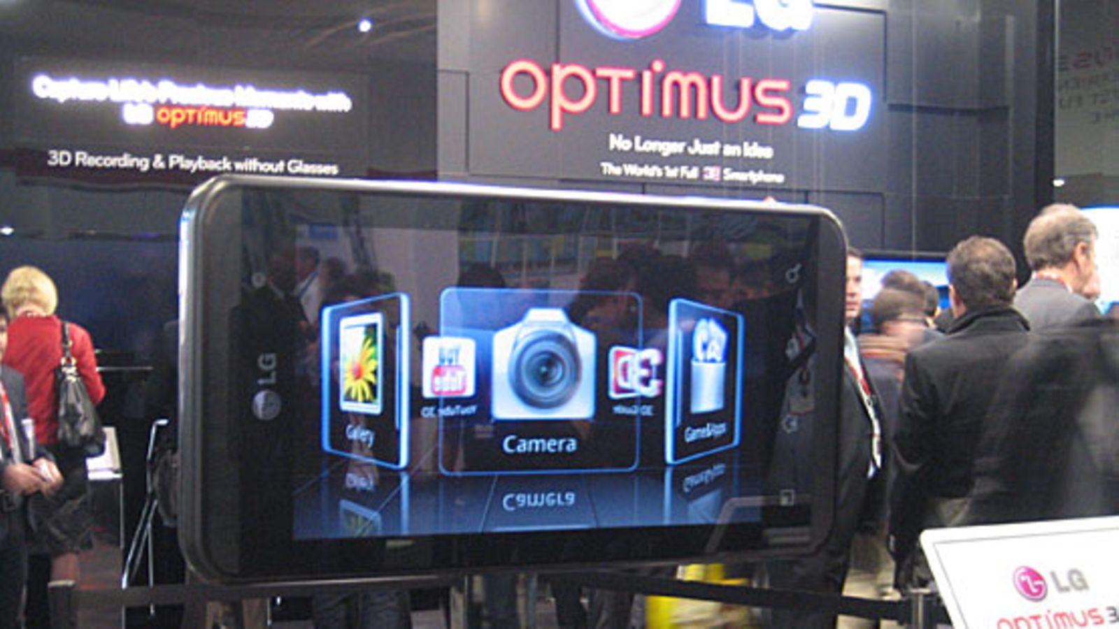 LG Optimus 3D -uutuuspuhelin herätti kiinnostusta Barcelona MWC-mobiilimessuilla 15.2.2011.