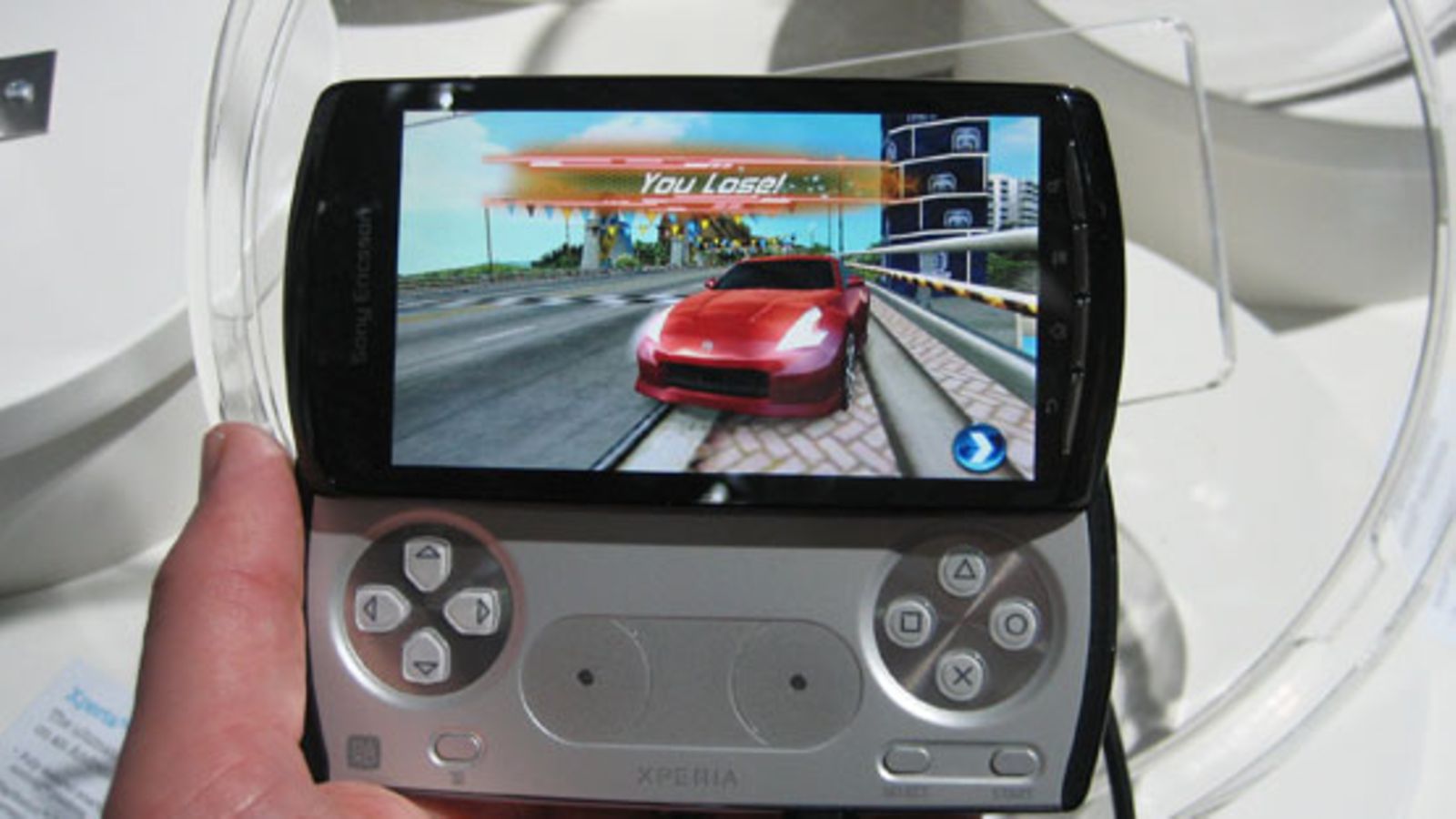 Sony Ericssonin Xperia Play -puhelin Barcelonan MWC-messuilla 15.2.2011.