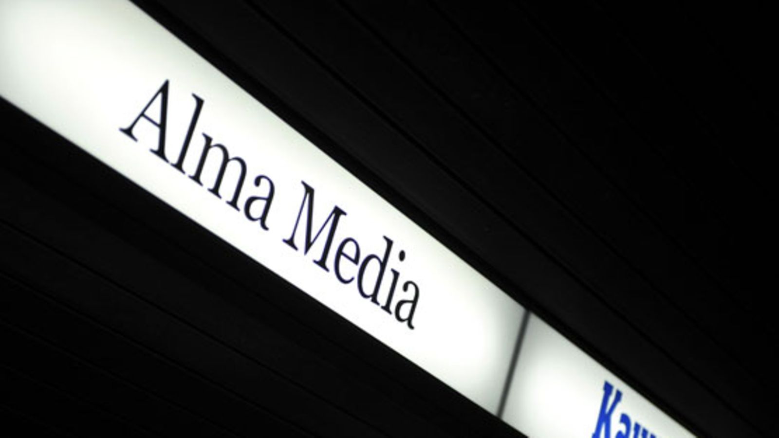 Alma Media -konsernin ja Kauppalehden valomainos yhtiön Helsingin-toimituksen ulkopuolella Etelä-Esplanadilla torstaina.