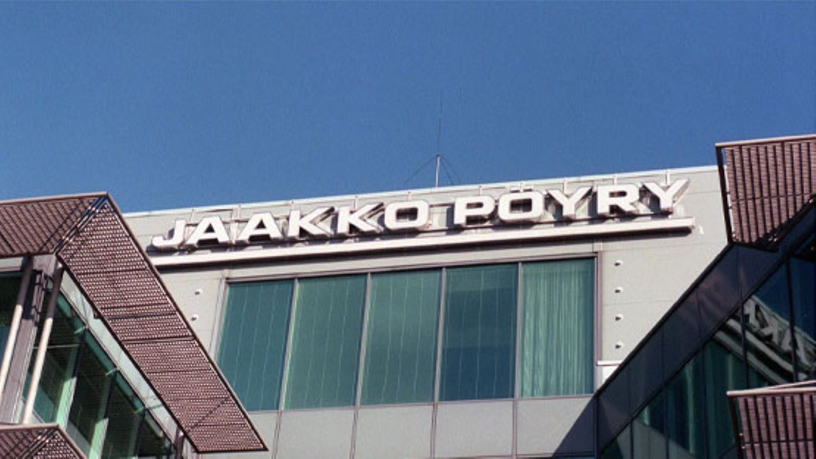Konsulttiyhtiö Jaakko Pöyry Group on ostanut rakennusalan konsultointiin erikoistuneen CMC:n. Kauppa tehtiin jo joulukuussa, mutta asiasta tiedotettiin tiistaina.