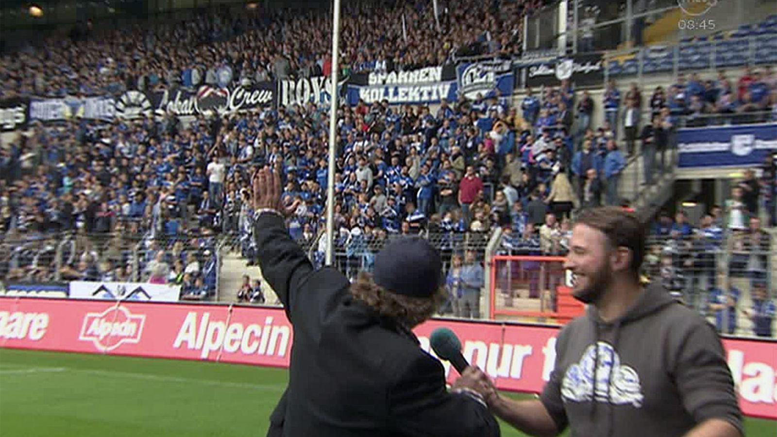 Pasi Rautiainen tervehtii Arminia Bielefeldin faneja