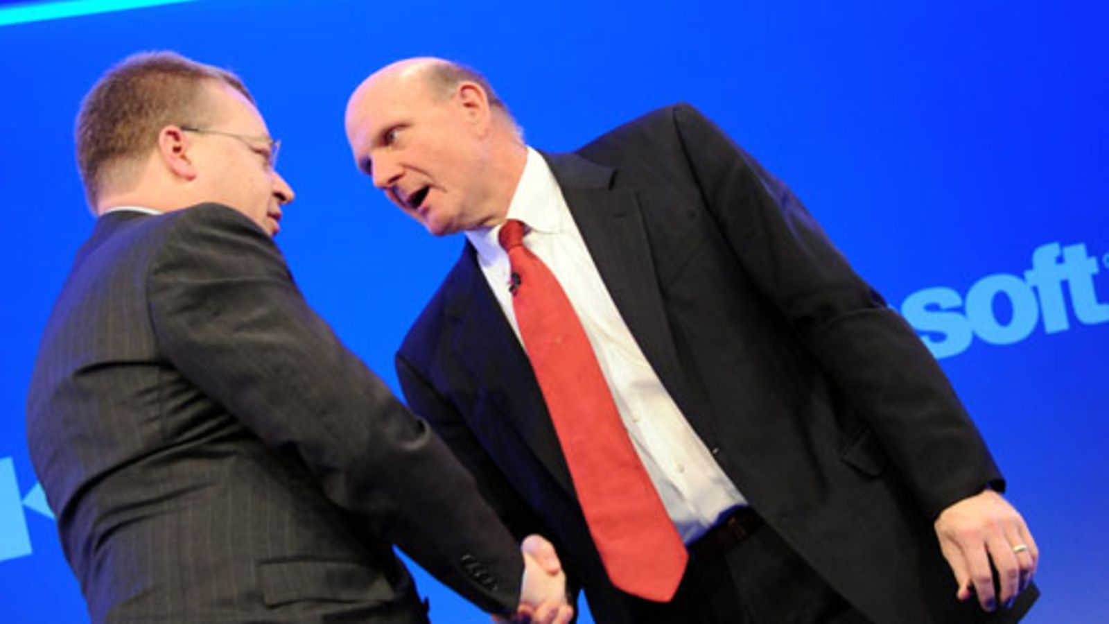 Nokian Stephen Elop ja Microsoftin nokia microsoft kännykkä yhtiö yhdistyminen stephen elop Steve Ballmer kättelevät. Lehtikuva