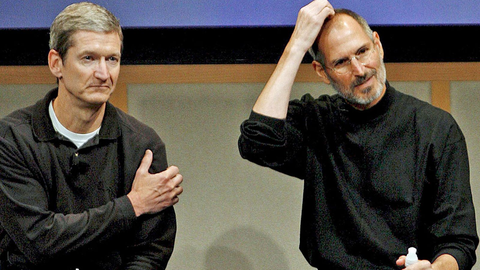 Applen toimitusjohtajan paikalta väistyvä Steve Jobs ja hänen tilalleen nouseva Tim Cook arkistokuvassa.