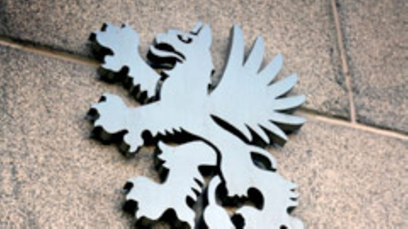 UPM:n logo pääkonttorin seinässä.