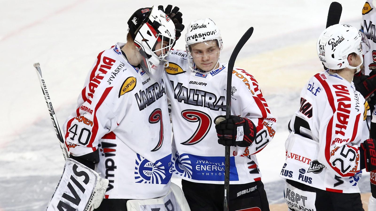 Juuso Ikonen onnittelee Tuomas Tarkkia keväällä 2014.