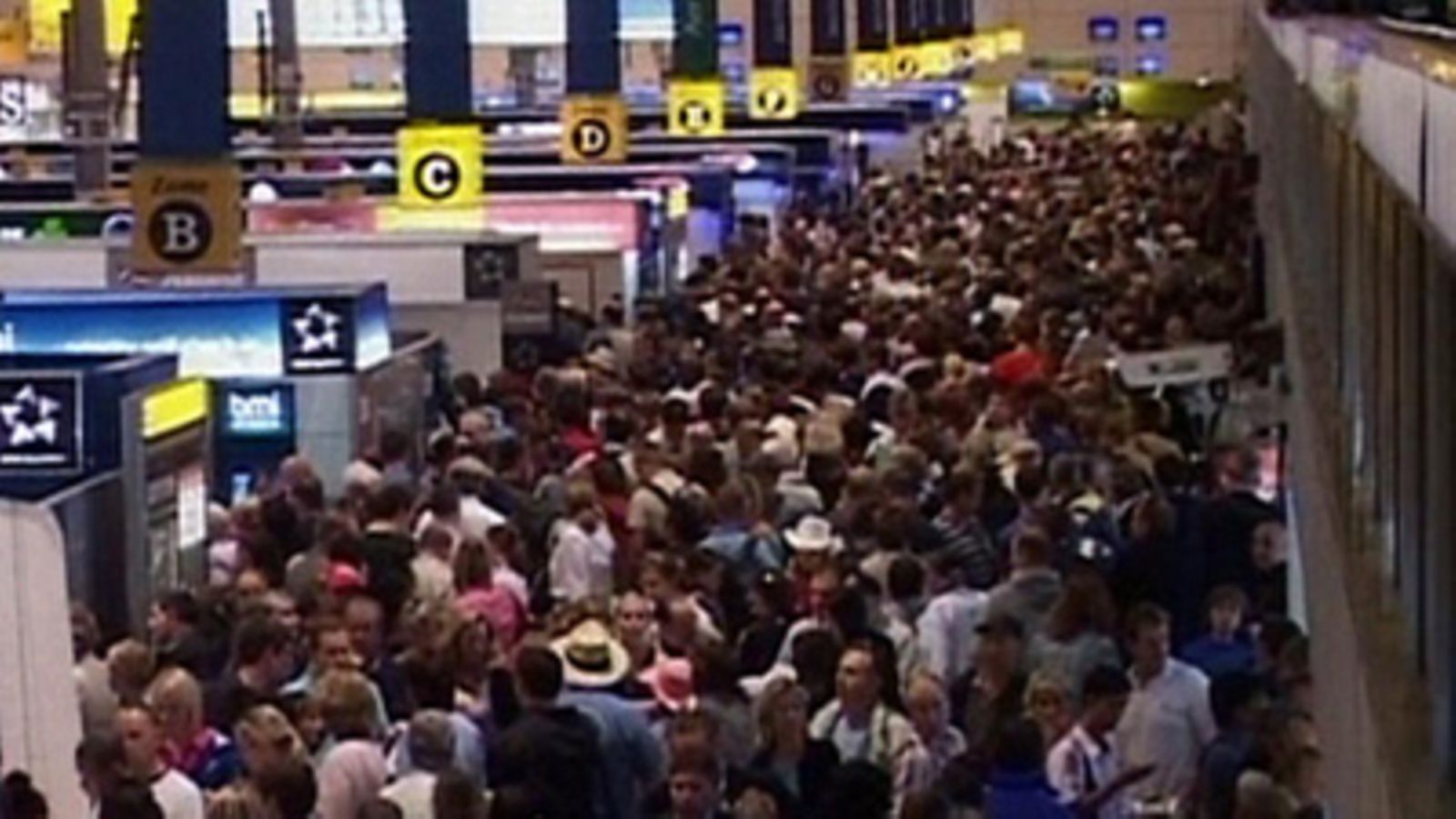 Lontoon Heathrow'n lentokenttä on suljettu tulevilta lennoilta terroriuhan vuoksi.