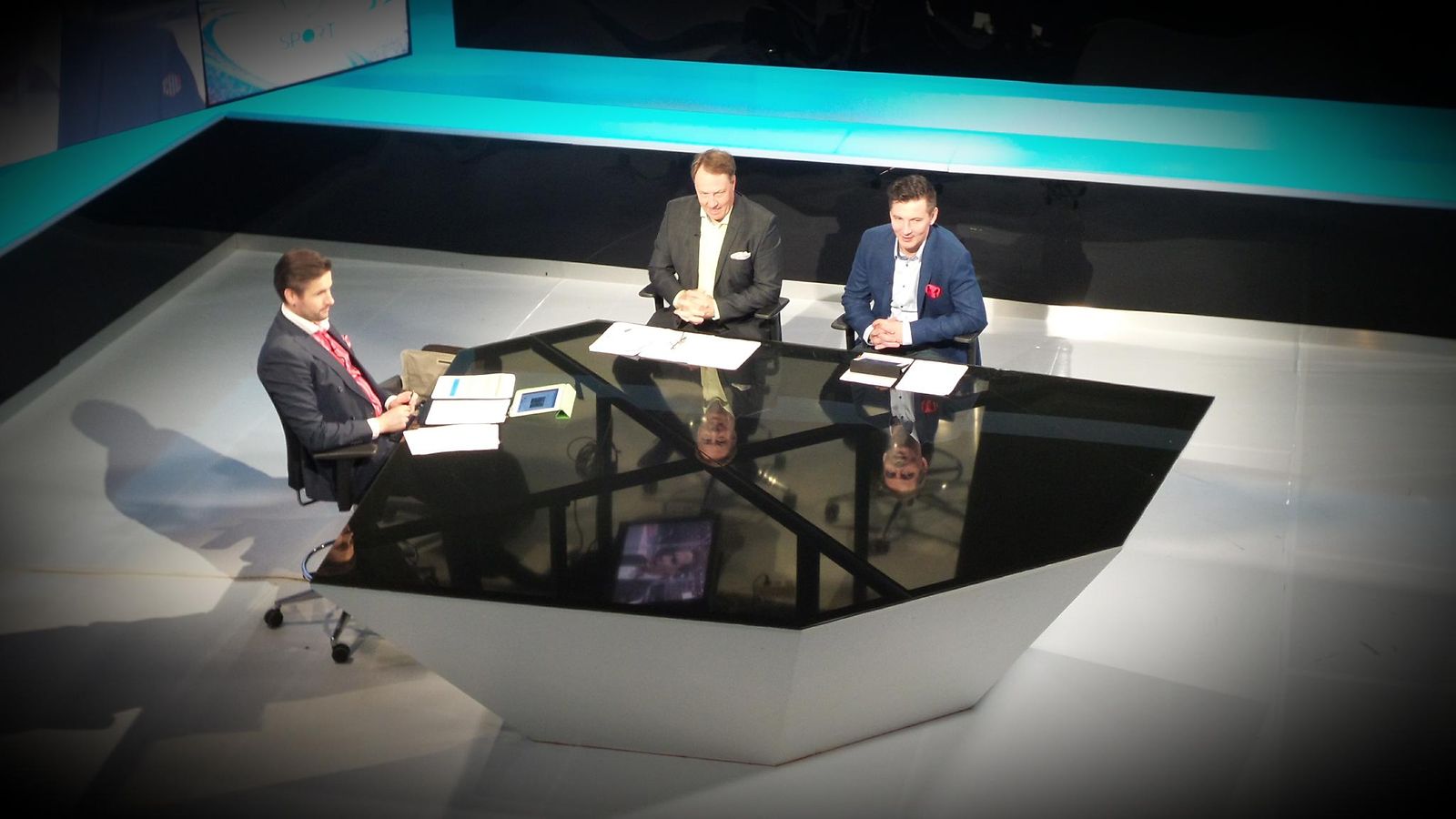 Teemu Niikko, Hannu Aravirta ja Tero Lehterä studion pöydän ääressä