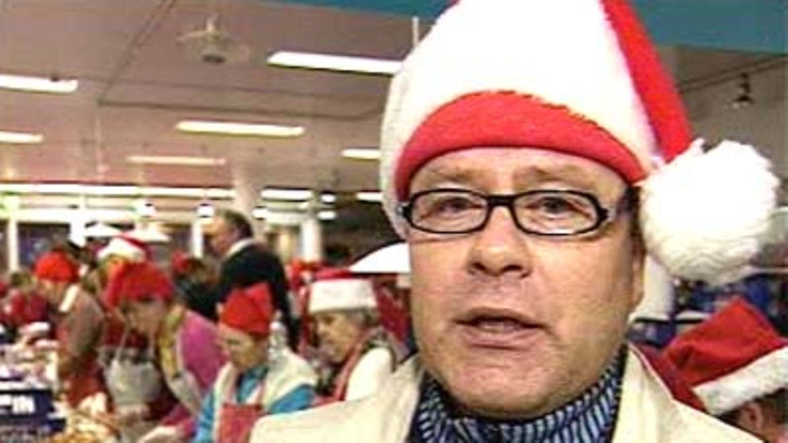 Heikki Hursti jatkaa isänsä Veikko Hurstin työtä jakamalla ruokaa perinteisessä köyhien joulujuhlassa Helsingin kisahallissa.