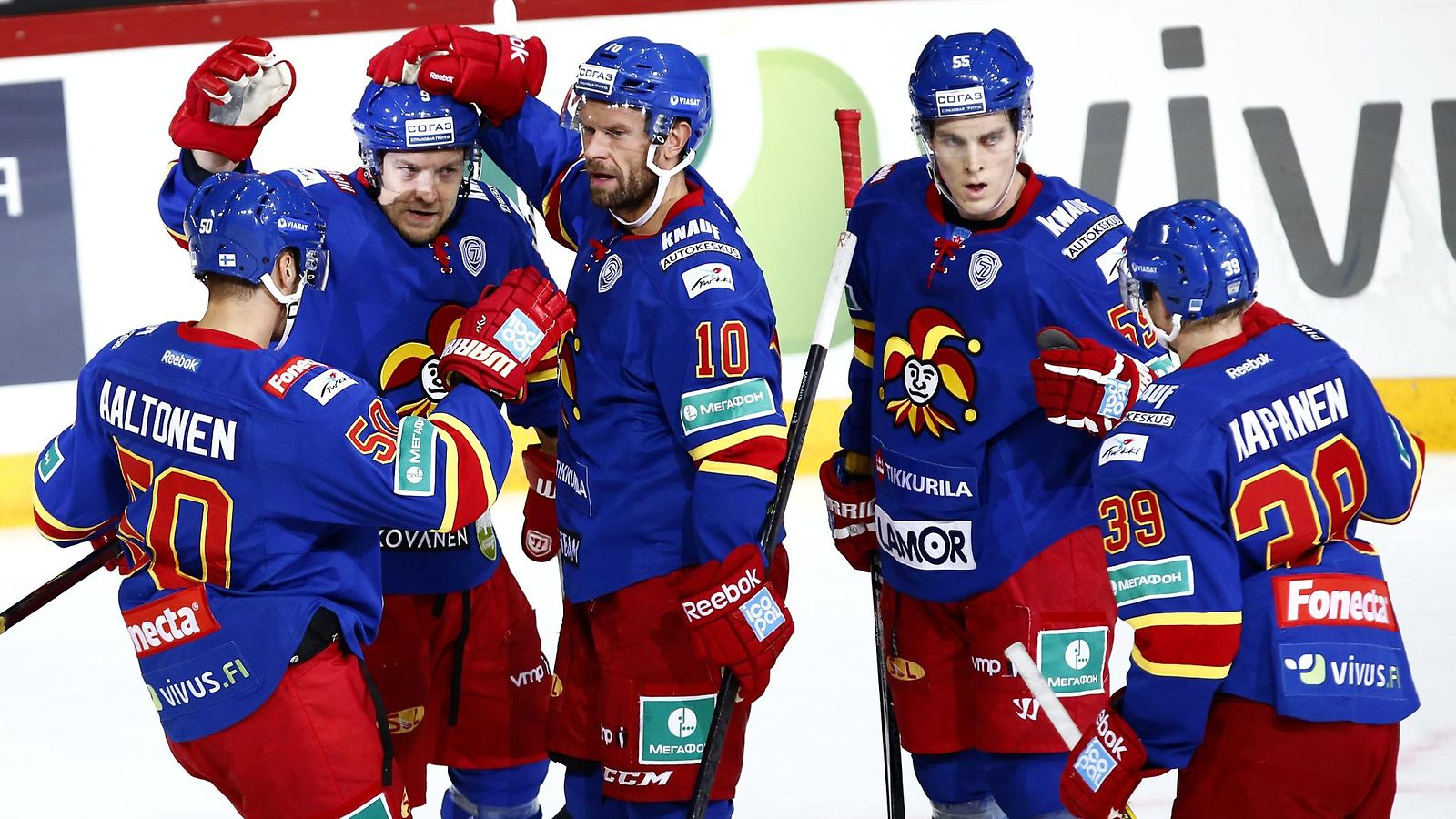 Juhamatti Aaltonen (vas.), Niklas Hagman, Jere Karalahti, Atte Ohtamaa ja Niko Kapanen juhlivat Niklas Hagmanin maalia