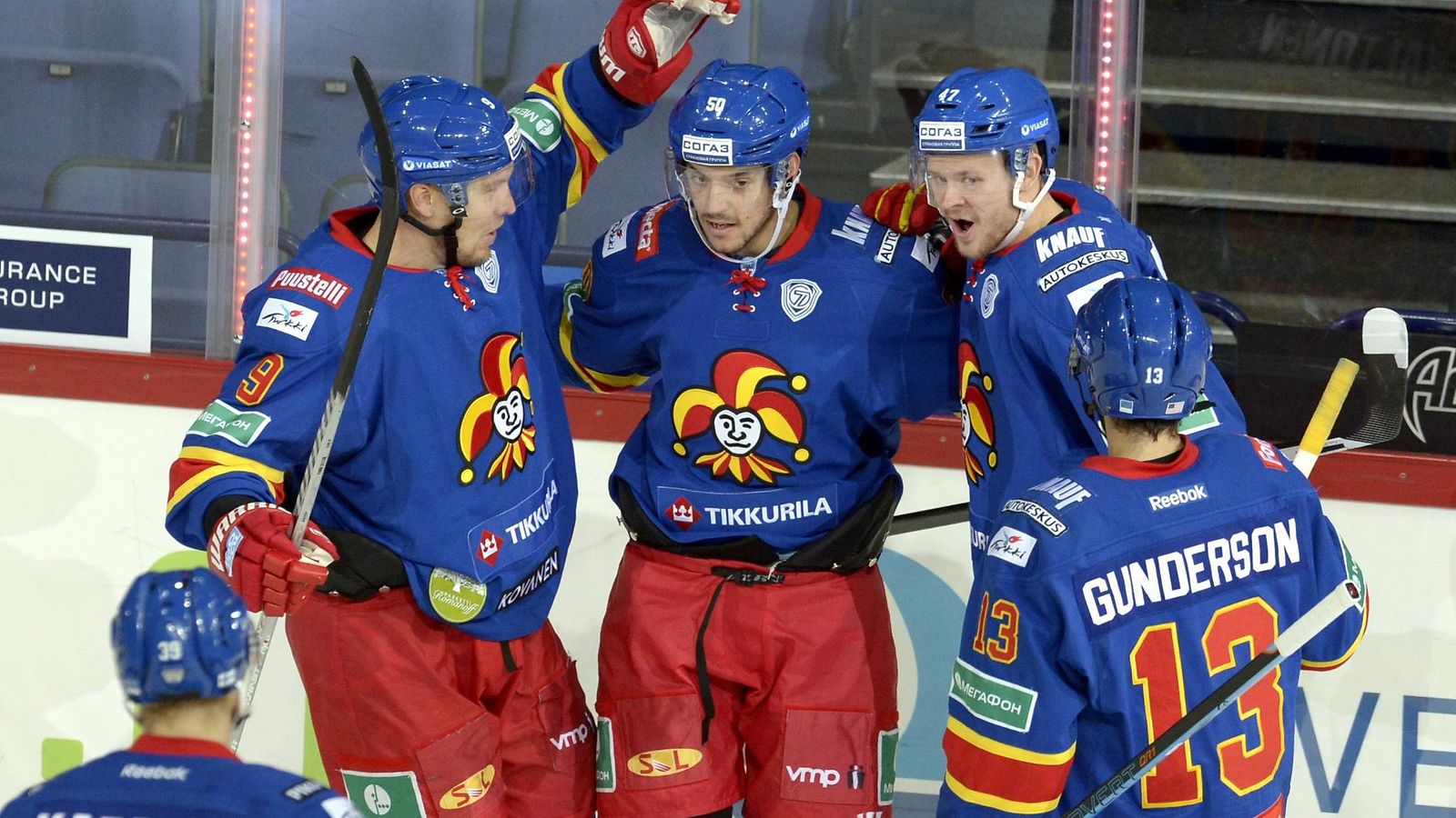 Juhamatti Aaltosta (kesk.) onnittelemassa Niko Kapanen, Niklas Hagman, Ville Lajunen ja Ryan Gunderson